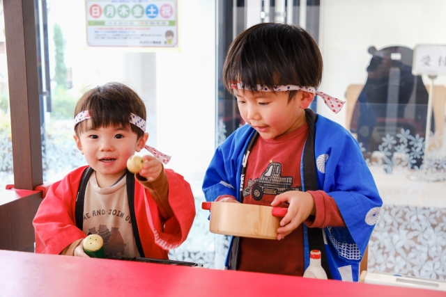 祭りの服をきて遊ぶ男の子二人