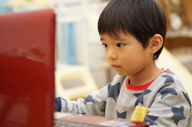 パソコンを眺める男の子