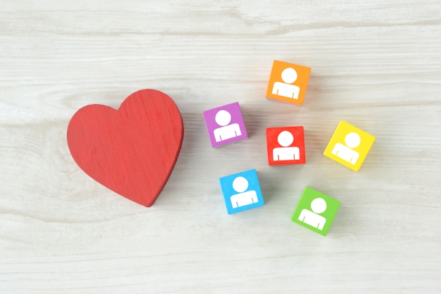 ハートと人の絵が描かれた積み木