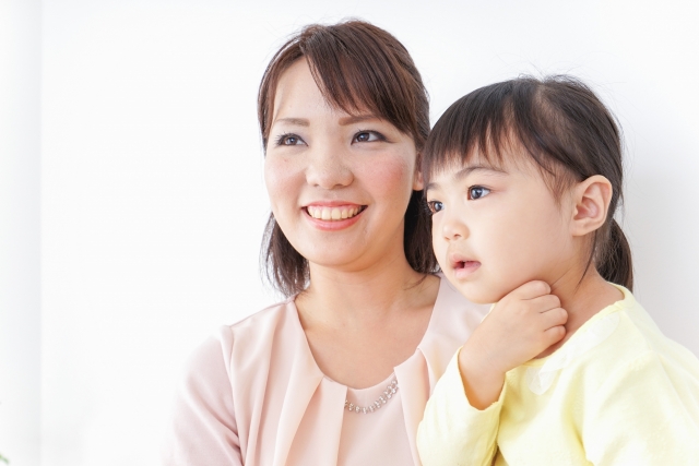 笑顔のお母さんと子供