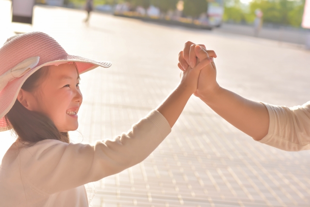 笑顔でハイタッチする子供