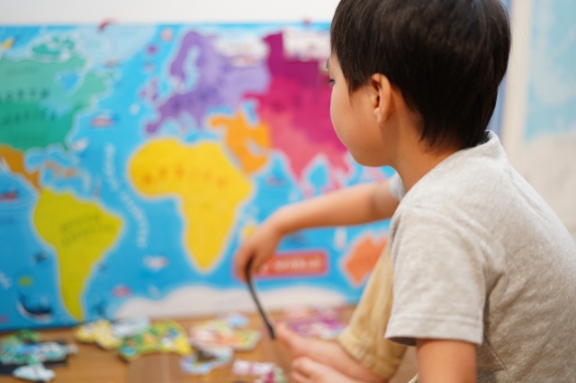 地図を眺めている男の子