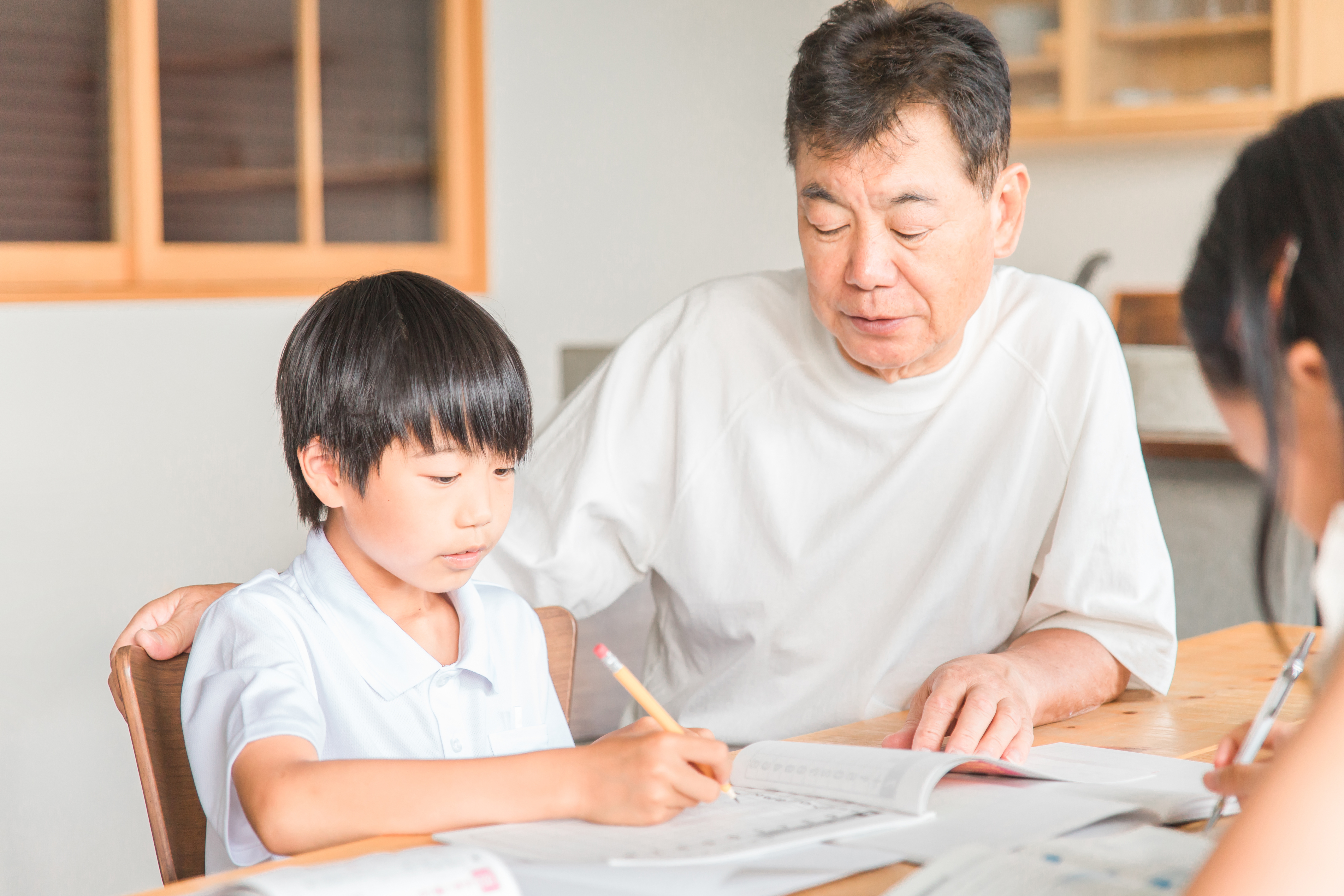 文字を教えている親と子供