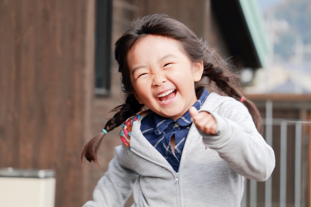 笑顔で走る女の子