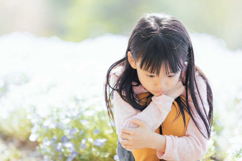 女の子が蹲っている写真