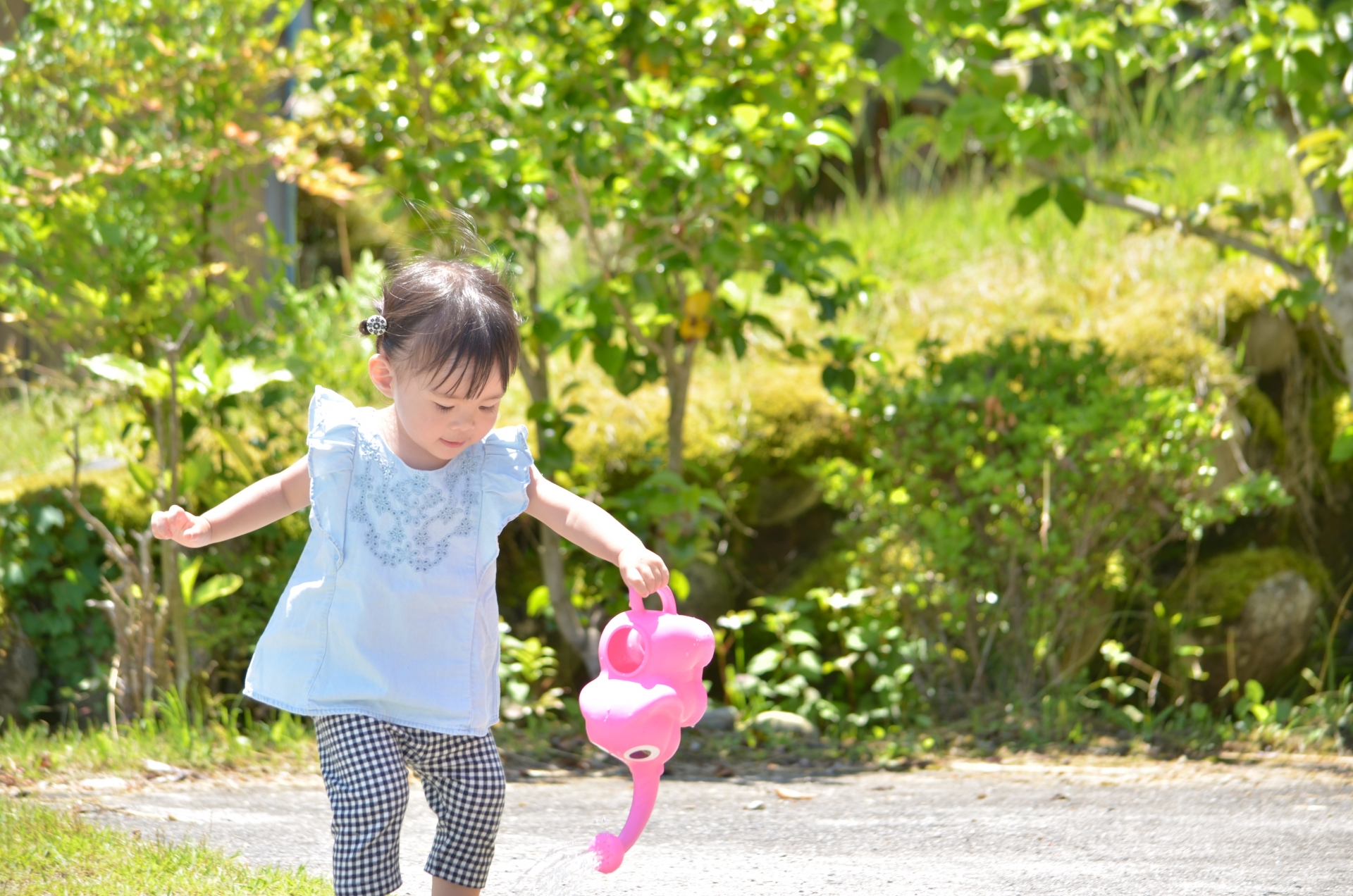 女の子がジョウロで遊んでいる