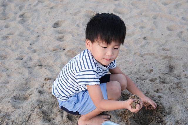 砂浜で遊んでいる男の子
