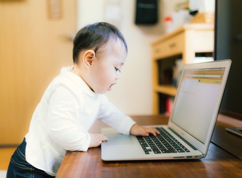 子供がパソコンを見ている写真