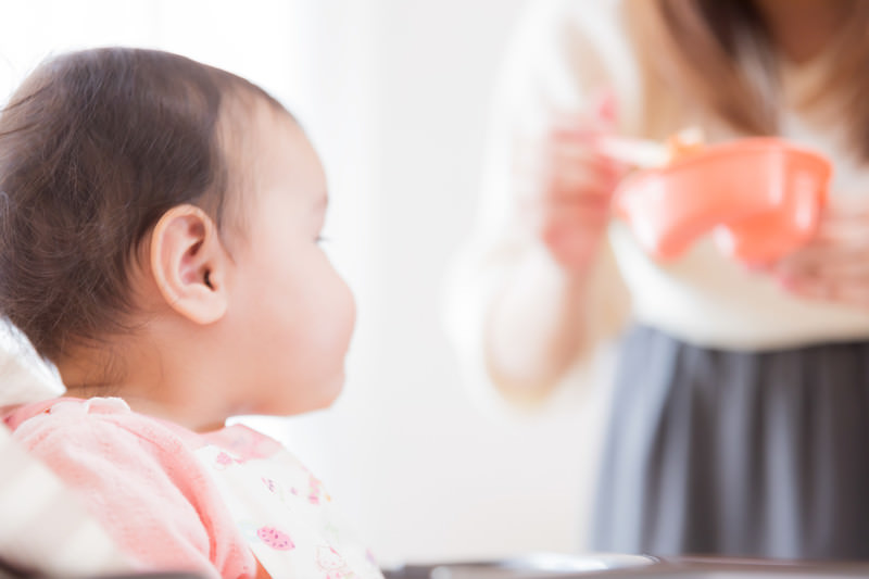 赤ちゃんがご飯を待っている写真