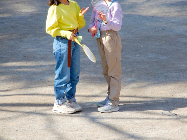 2人の女の子が喋っている写真