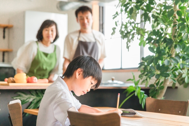 男の子が勉強している写真