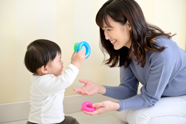 子供と遊ぶお母さん