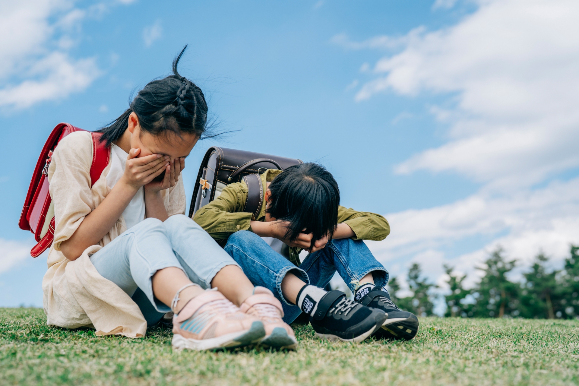 悲しんでいる子供達