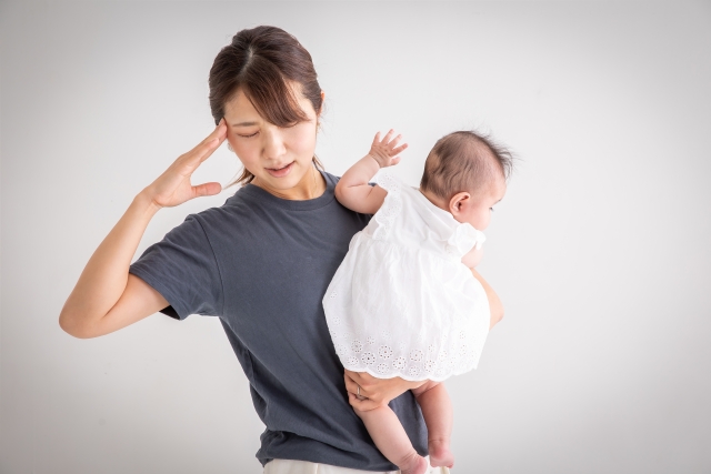 子育てで悩むお母さん