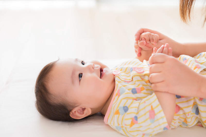 赤ちゃんがお母さんが見つめ合っている写真