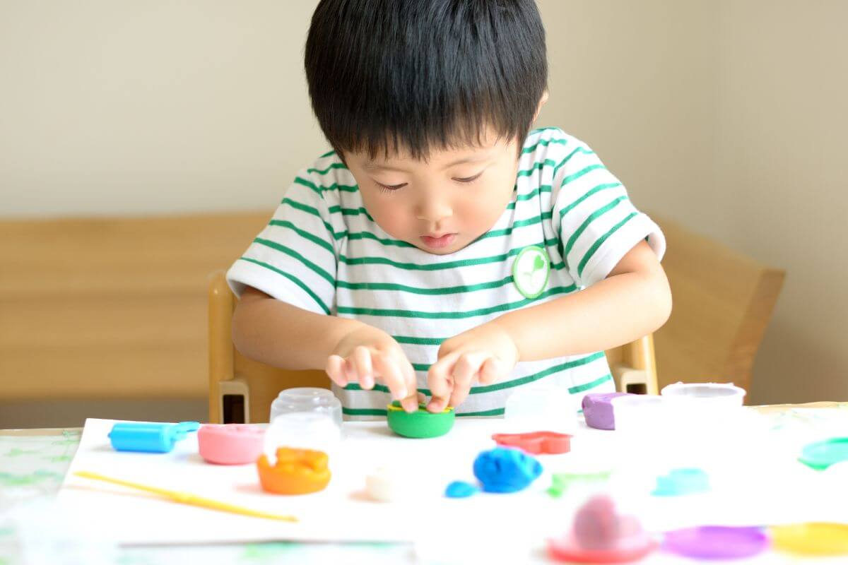 小さい男の子がおもちゃで遊ぶ様子。