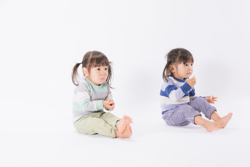 2人の女の子が座っている写真