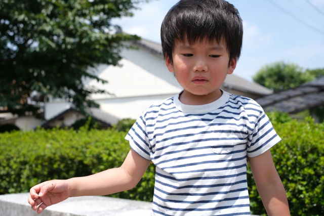 男の子が悲しんでいる写真