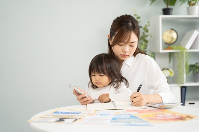 お母さんと女の子が勉強している写真