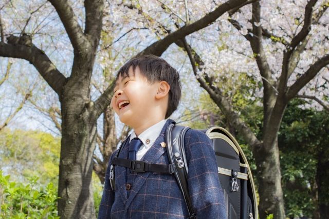 男の子が笑っている写真