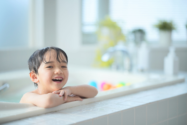 男の子がお風呂でゆっくりしている写真