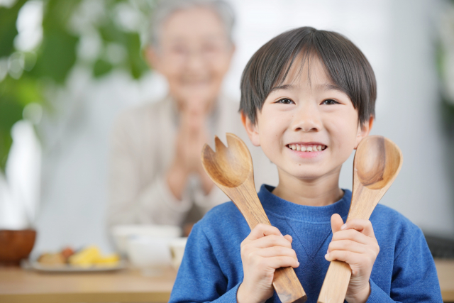 子供がご飯を楽しみにしている写真