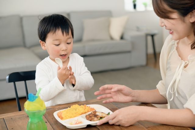 子供が頂きますと言っている写真