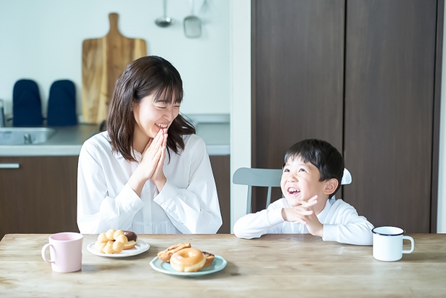 親子で頂きますをしている写真