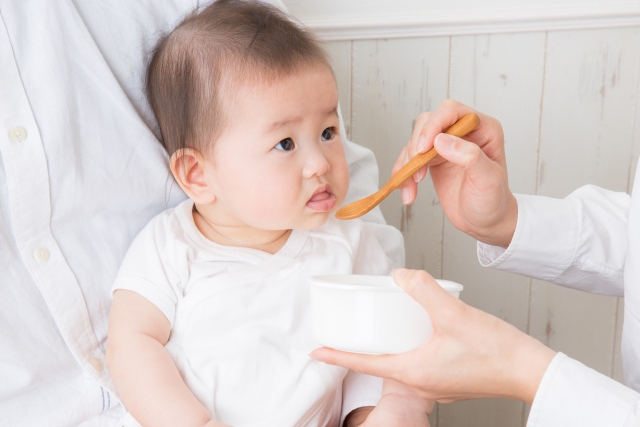 赤ちゃんがご飯を食べている写真