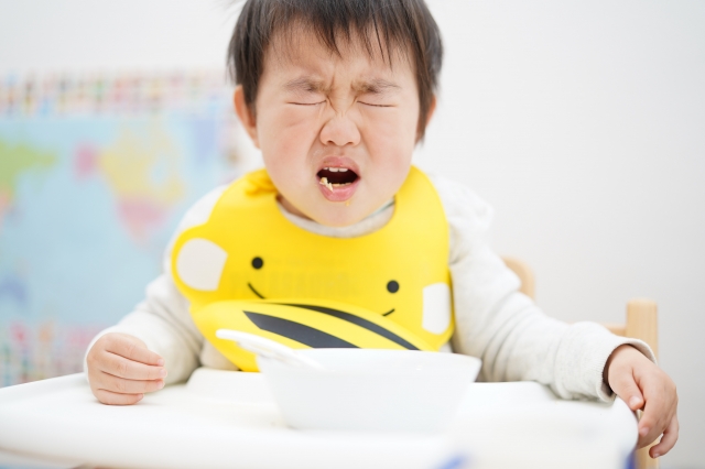 子供がご飯中に泣いている写真