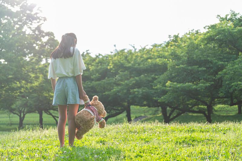 女の子が草原に立っている写真