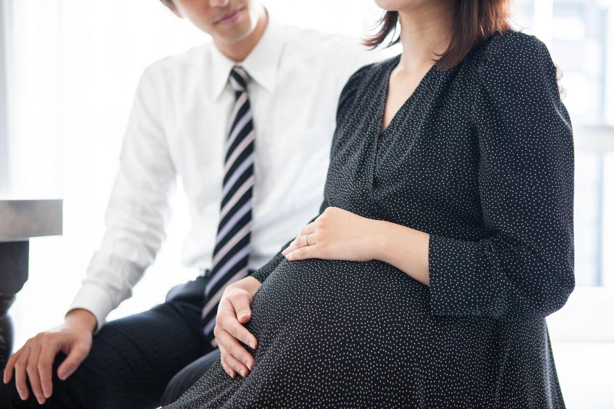 妊娠中の女性と寄り添う男性。