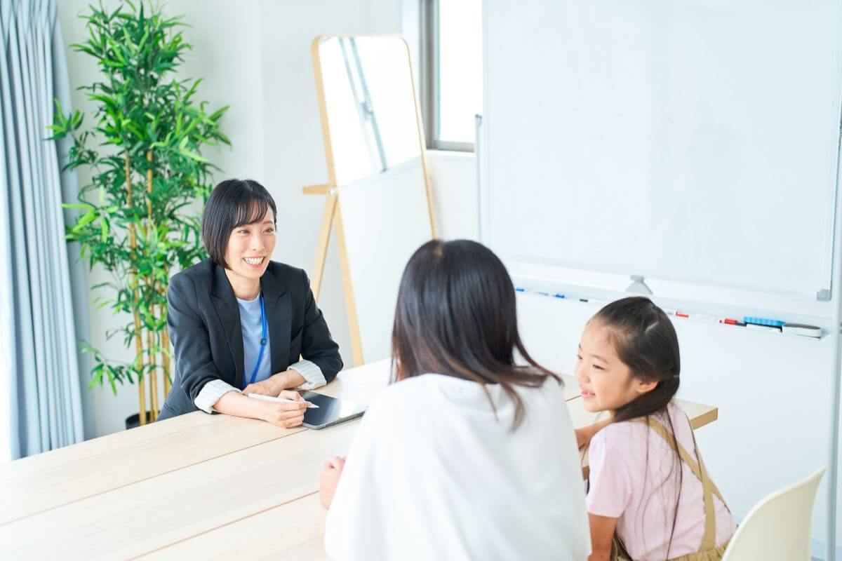 保護者と子ども、相談者で話す様子。