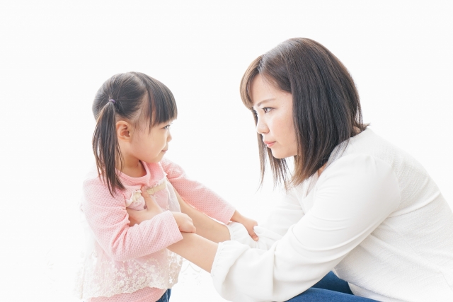 お母さんが子どもへ注意している写真