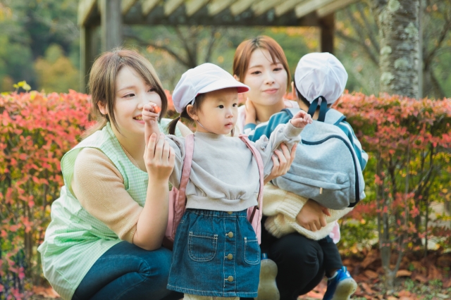 親子で公園で遊んでいる写真