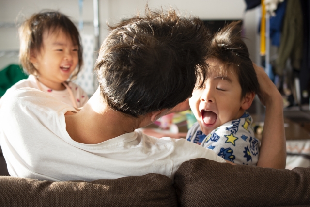 変顔をする子供