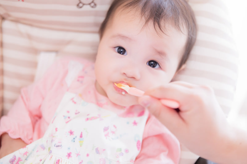 赤ちゃんがご飯を食べている写真