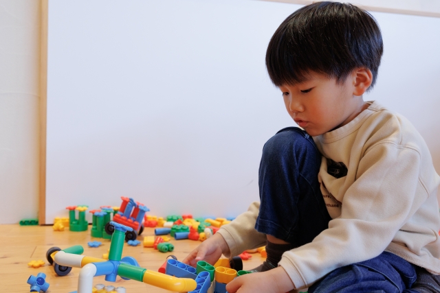 男の子がおもちゃで遊んでいる写真