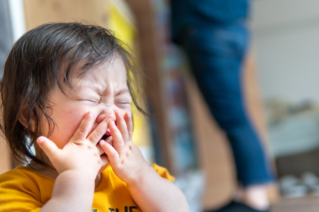 子供が悲しんでいる写真