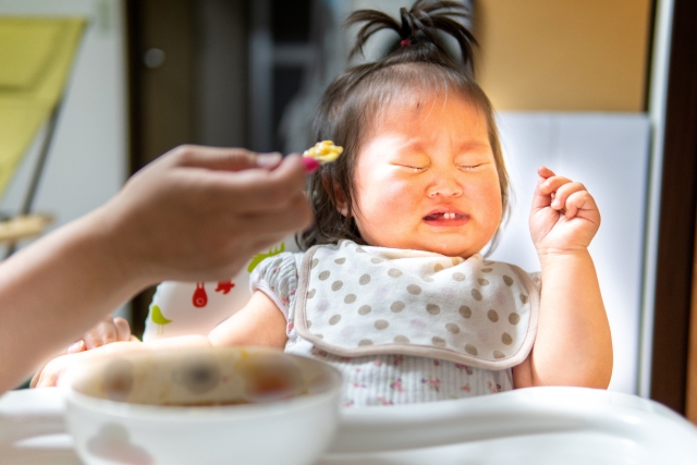 子供がご飯を嫌がっている写真