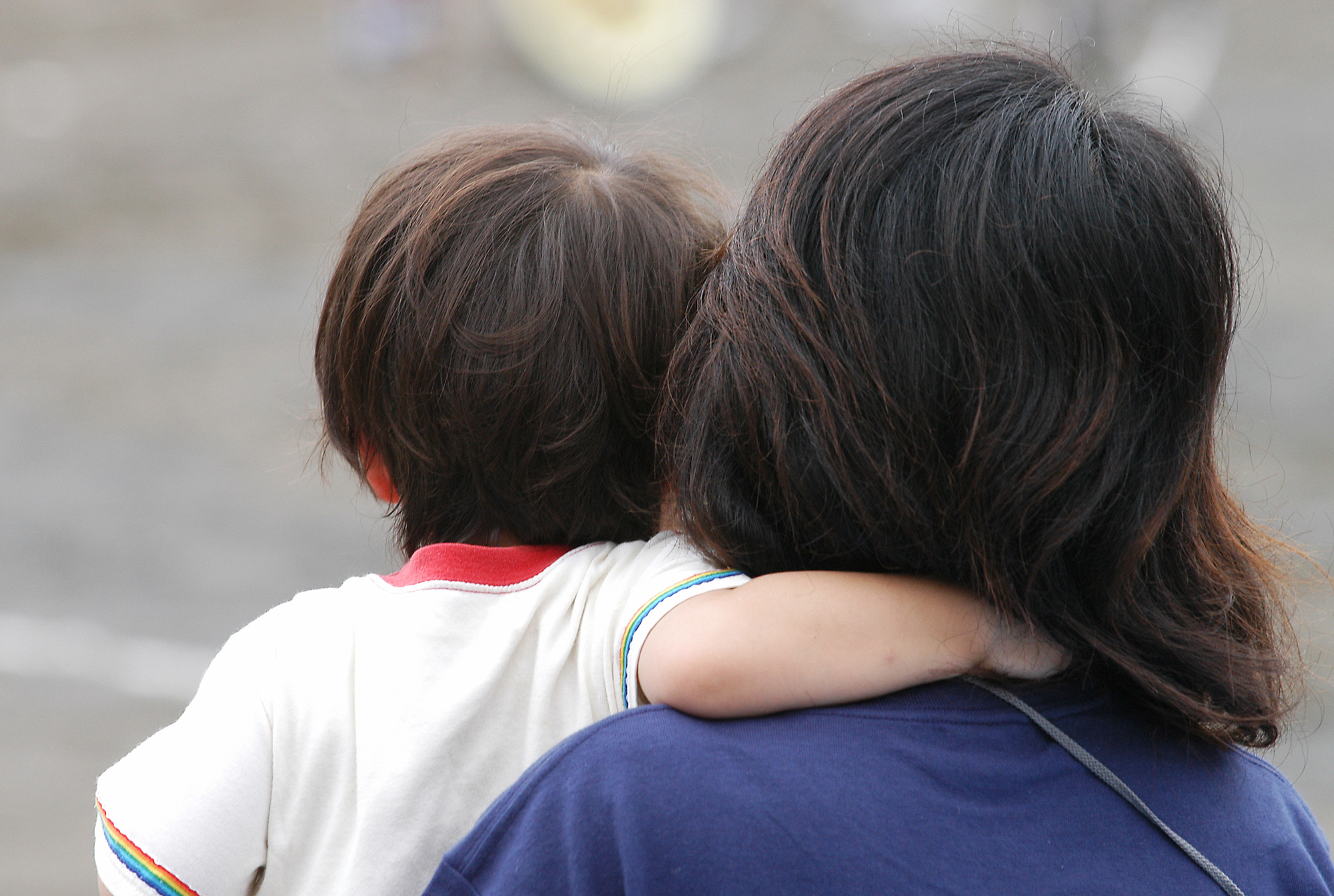 男の子が抱っこされている写真