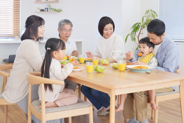 家族全員でご飯を食べている写真