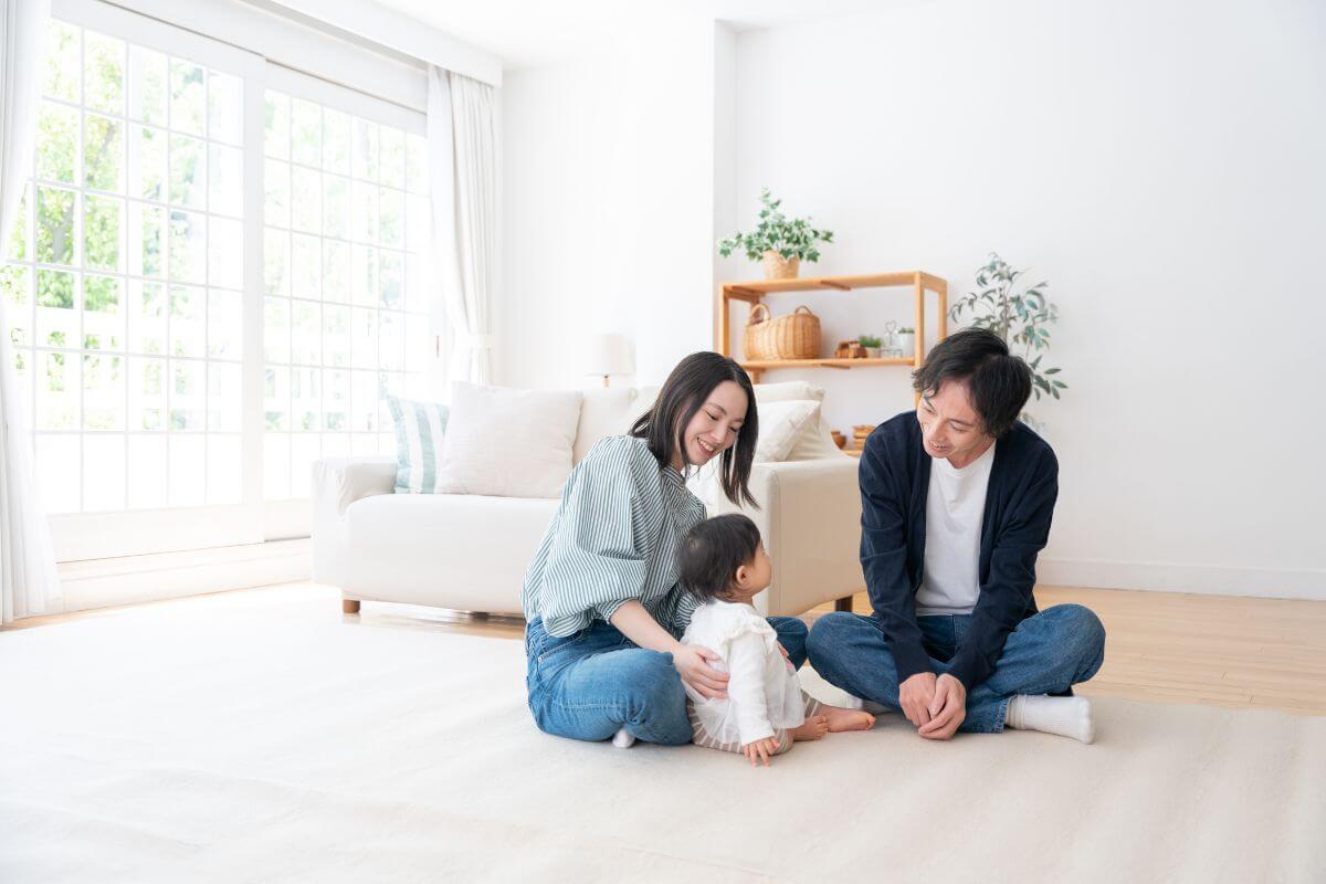 家で過ごす笑顔の3人家族の様子。