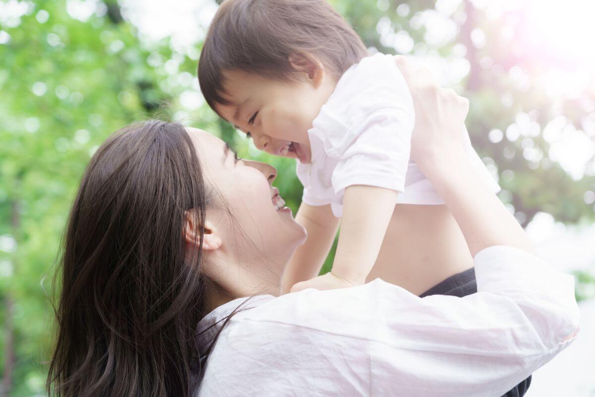 保護者が赤ちゃんを抱きかかえている様子。