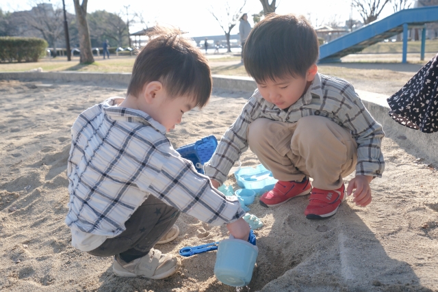 男の子が砂場で遊んでいる写真