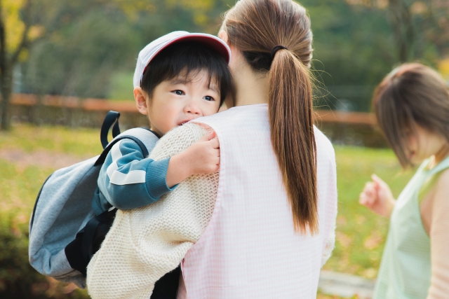 子供が抱っこされて落ち着いている写真