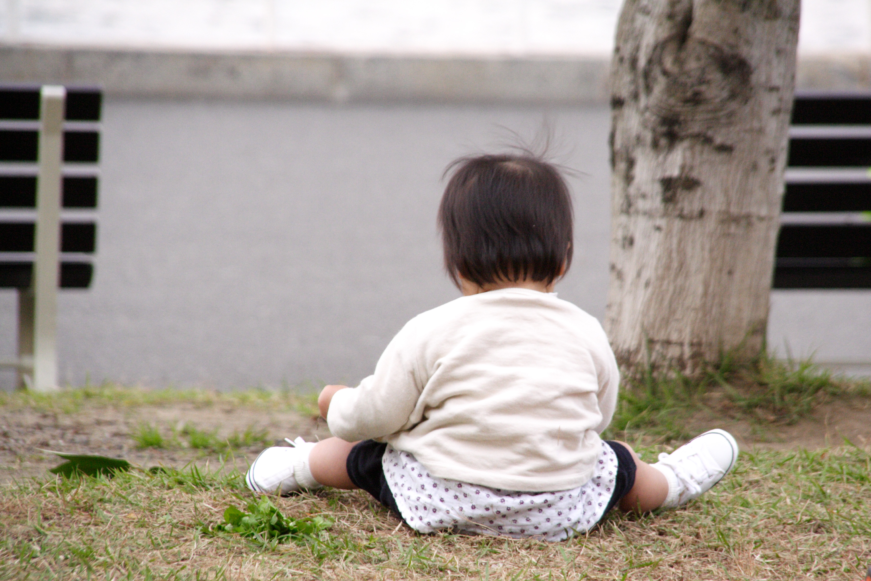 赤ちゃんが地面に座っている写真