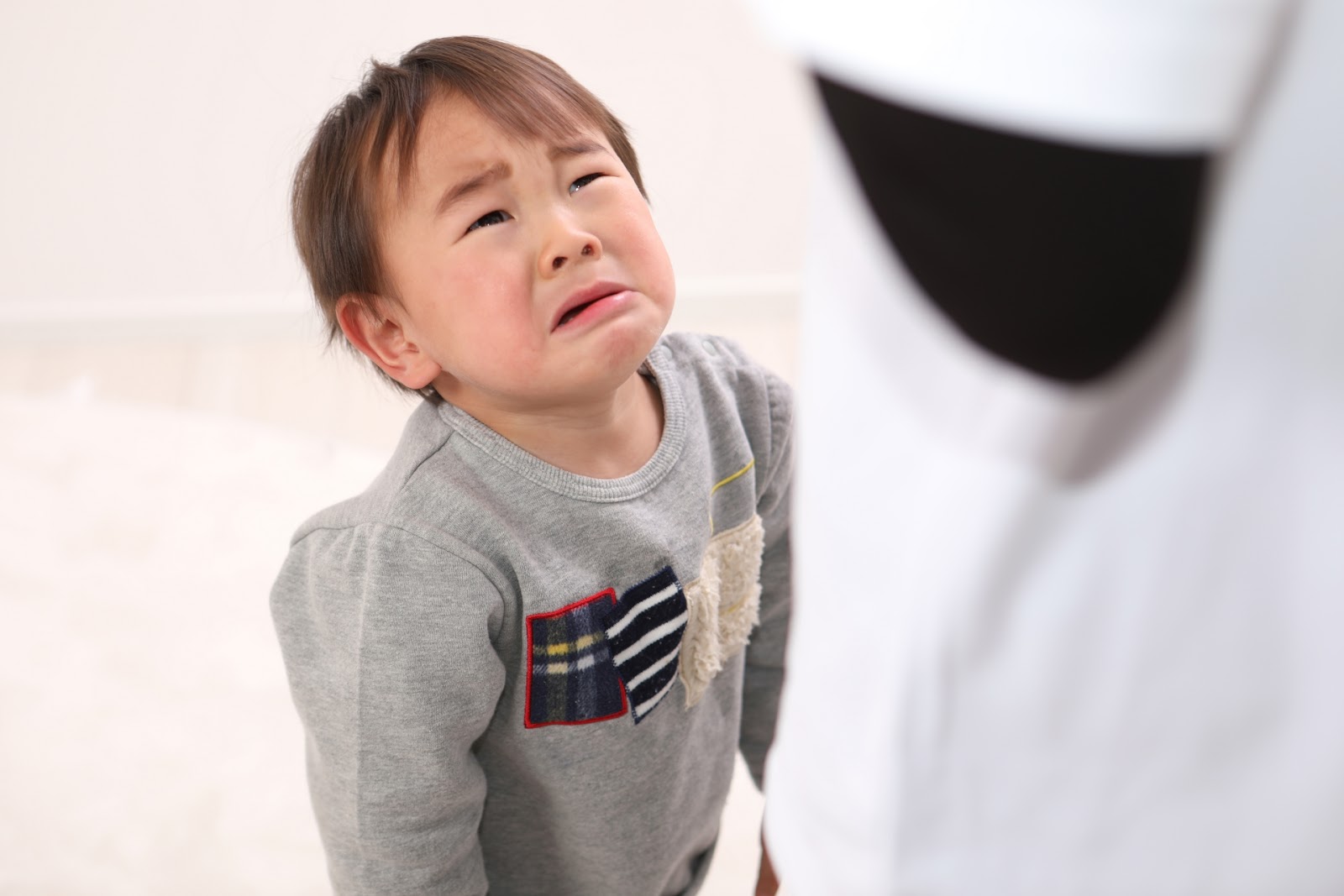 男の子が泣いている写真