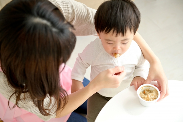 子供が頑張ってご飯を食べている写真