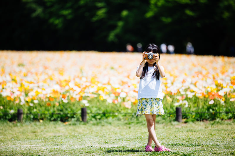 女の子がカメラで写真を撮っている写真